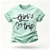 Camiseta com slogan feminino com carta de viagem para meninas e estampa de coração