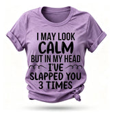 Camiseta com slogan feminino com estampa de I May Look Calm