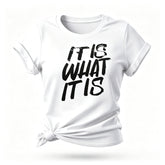 Camiseta feminina com slogan estampado É o que é