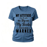 Minha atitude tão grande quanto meus peitos estampa camiseta feminina com slogan
