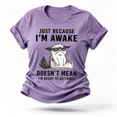 Camiseta feminina com slogan só porque estou acordado com estampa de gato