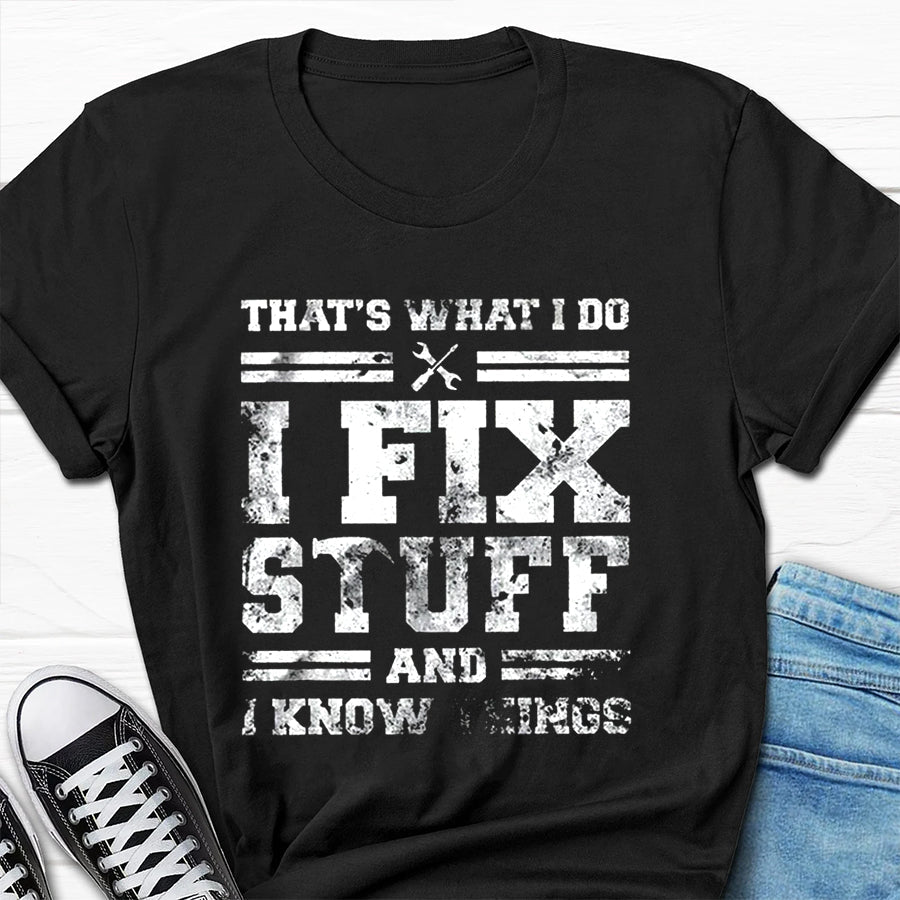 That's What I Do I Fix Stuff And I Know Things Funny Saying Short Sleeve Crew Neck Short Sleeve T-Shirt