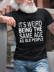 É estranho ter a mesma idade com estampa masculina com slogan 