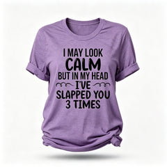 Camiseta com slogan feminino com estampa de molusco I May Look