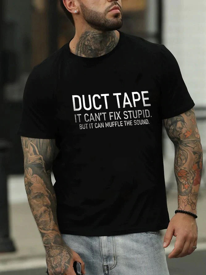 Camiseta com slogan masculino com estampa de fita adesiva 