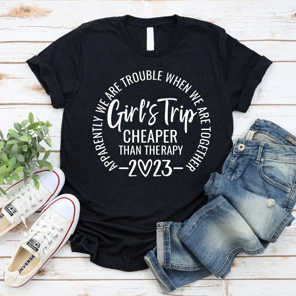 Camiseta com slogan feminino com estampa de carta de viagem elegante para meninas