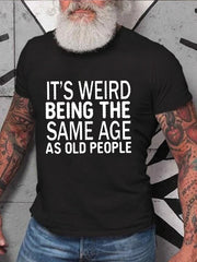 É estranho ter a mesma idade com estampa masculina com slogan 