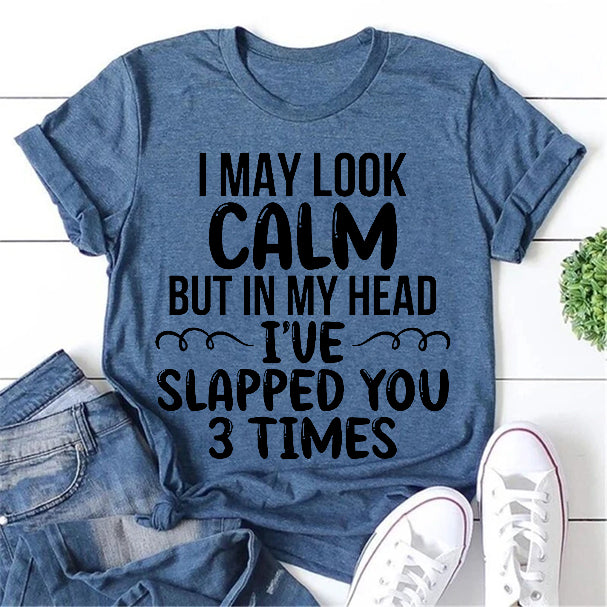Camiseta com slogan feminino com estampa de I May Look Calm