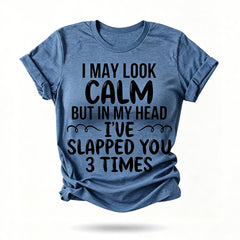 Camiseta com slogan feminino com estampa de I May Look Calm