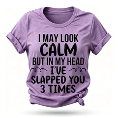 Camiseta com slogan feminino com estampa de I May Look Calm