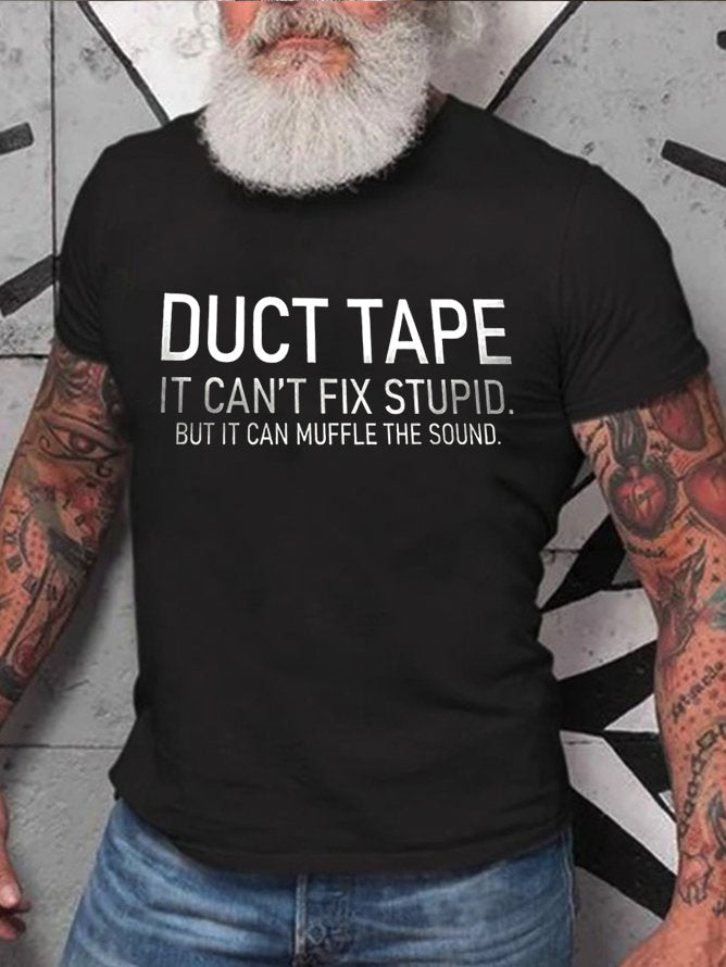 Camiseta com slogan masculino com estampa de fita adesiva 