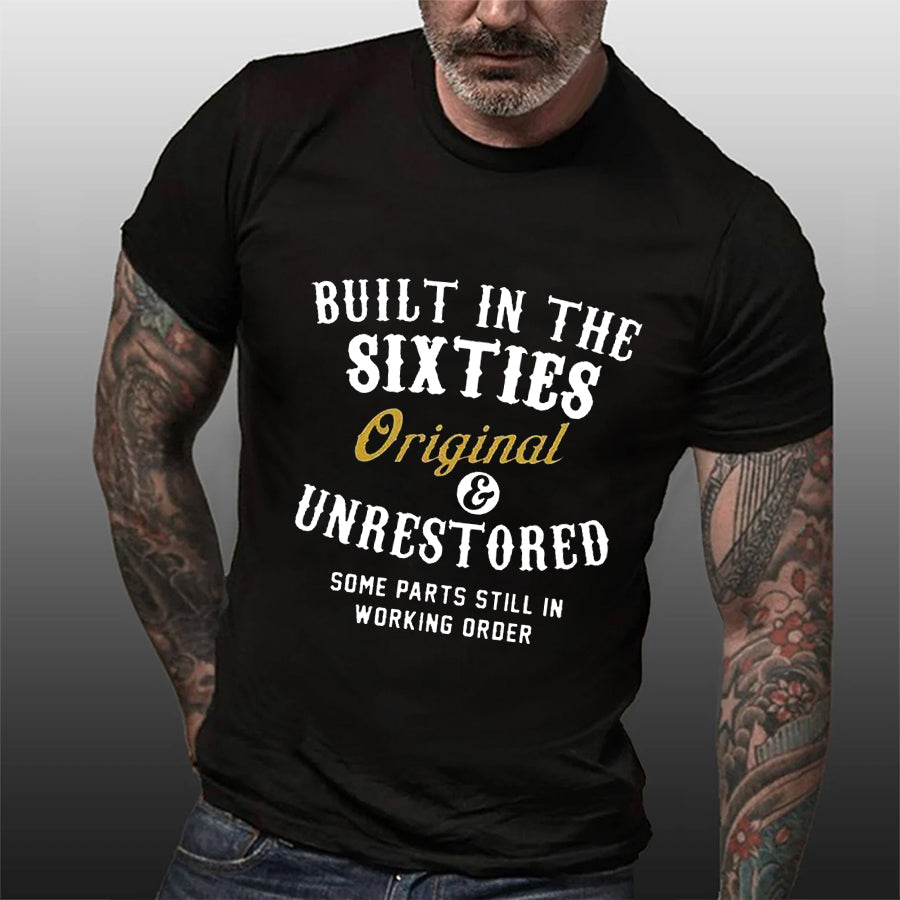 Camiseta com slogan masculino com estampa dos anos 60 