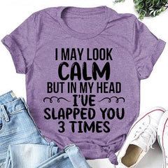 Camiseta com slogan feminino com estampa de I May Look Calm