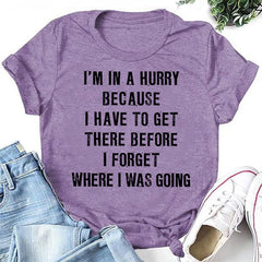 Camiseta com slogan feminino com estampa de letras estou com pressa 