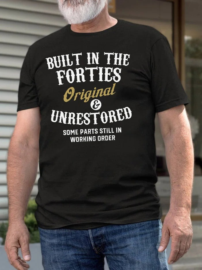 Camiseta com slogan masculino com estampa construída nos anos 40 