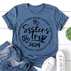Camiseta feminina com slogan da Sisters Trip 2024 com estampa de letras