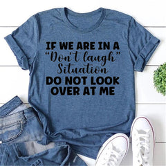 "Se estivermos em uma situação de não rir, não olhe para mim" Camiseta com estampa de letras