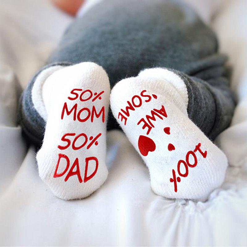 1 par de meias macias estampadas com letras para bebês recém-nascidos fofos para bebês meninos e meninas