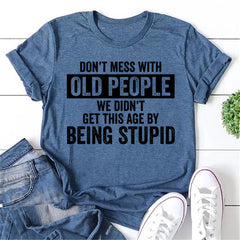 Não mexa com pessoas idosas com estampa de camiseta feminina com slogan