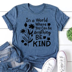 Camiseta feminina com slogan estampado em um mundo