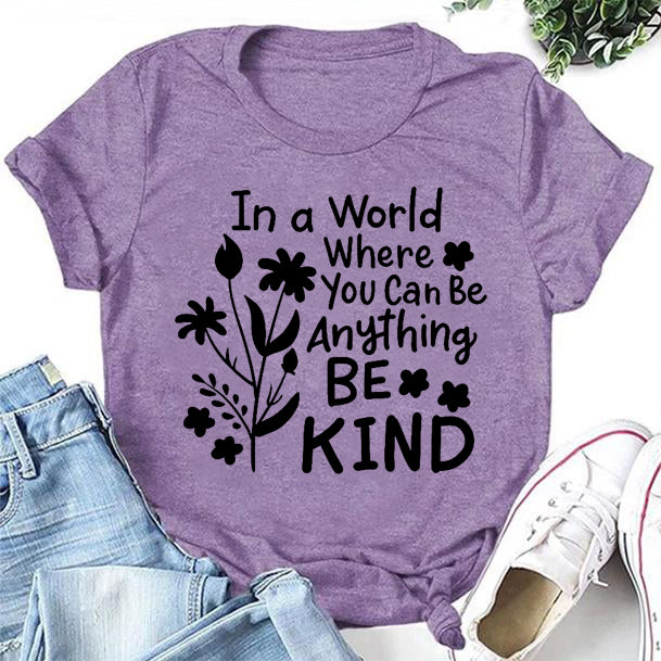 Camiseta feminina com slogan estampado em um mundo