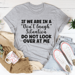 "Se estivermos em uma situação de não rir, não olhe para mim" Camiseta com estampa de letras