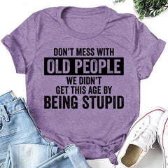 Não mexa com pessoas idosas com estampa de camiseta feminina com slogan
