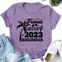 Camiseta com slogan feminino Friends Vacation 2023 com estampa de letras 