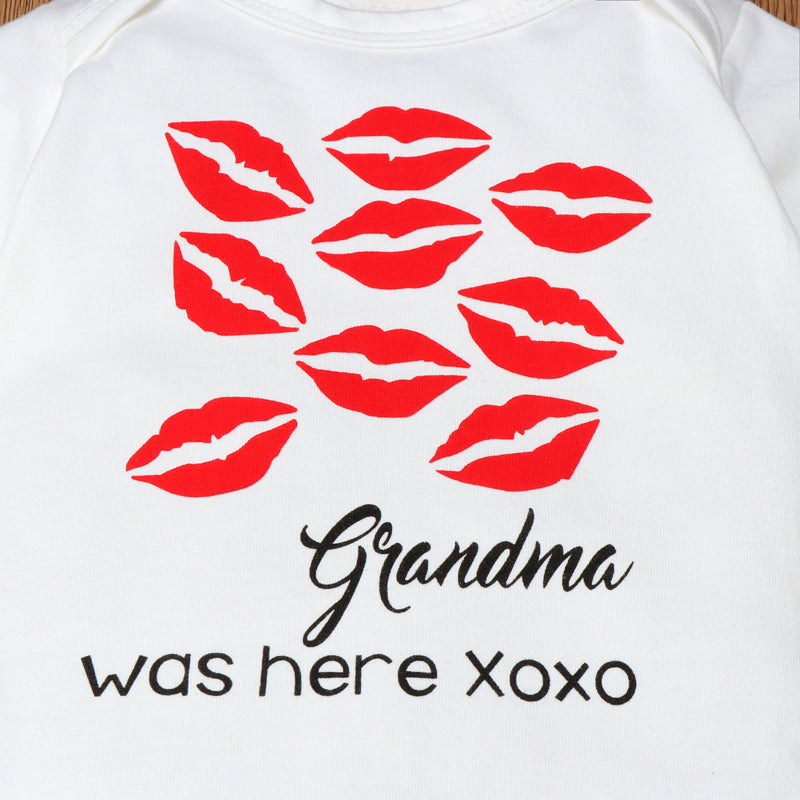 « Grand-mère était là » Barboteuse bébé à manches longues et imprimé lèvres