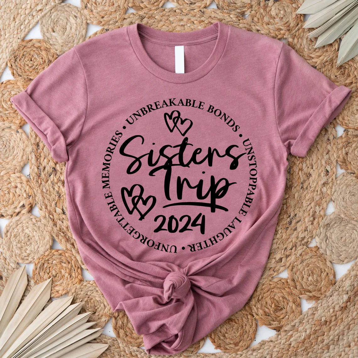 Camiseta feminina com slogan da Sisters Trip 2024 com estampa de letras