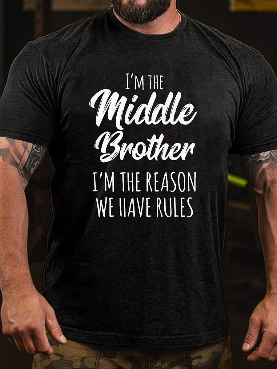 Camiseta com slogan masculino com estampa de irmão do meio 
