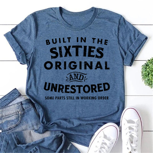 Camiseta com slogan feminino com estampa construída nos anos 60 