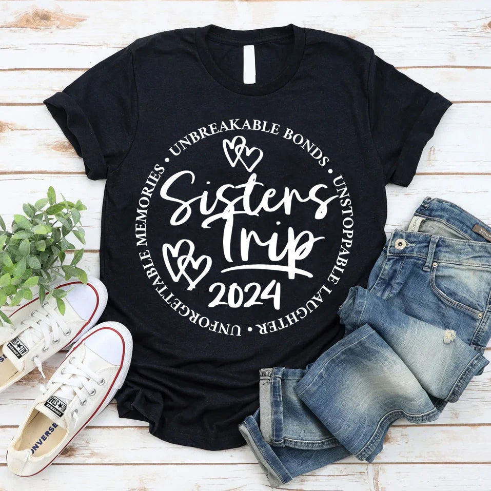 Camiseta feminina com slogan da Sisters Trip 2024 com estampa de letras