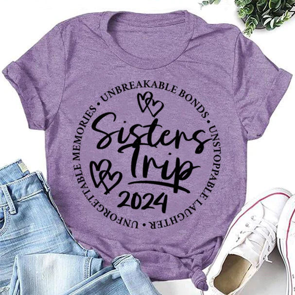 Camiseta feminina com slogan da Sisters Trip 2024 com estampa de letras